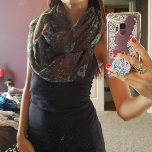 Bundle of 4 Infiniti scarves - Picture 5 of 5